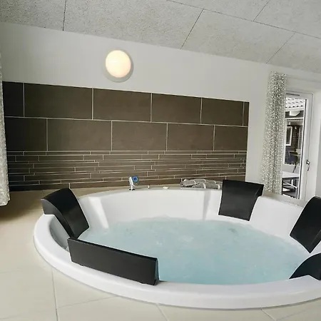 8 Bedroom Lovely In Дом отдыха Блаванн