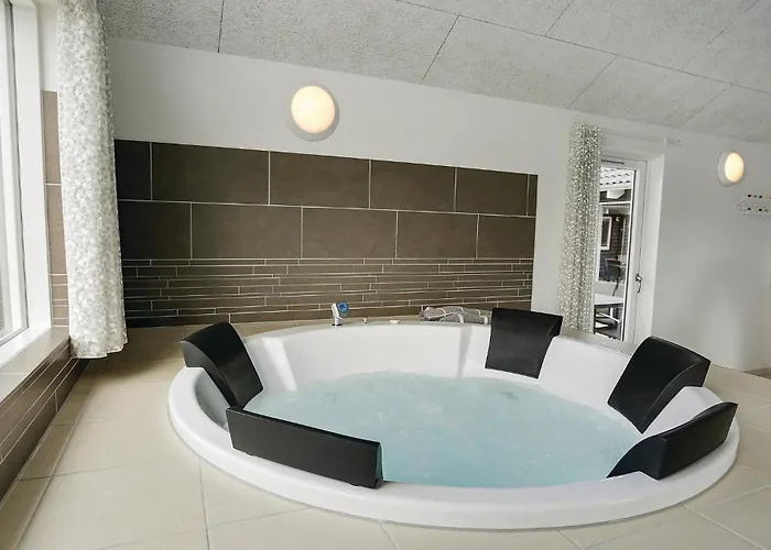 8 Bedroom Lovely In Casa vacanze Blåvand